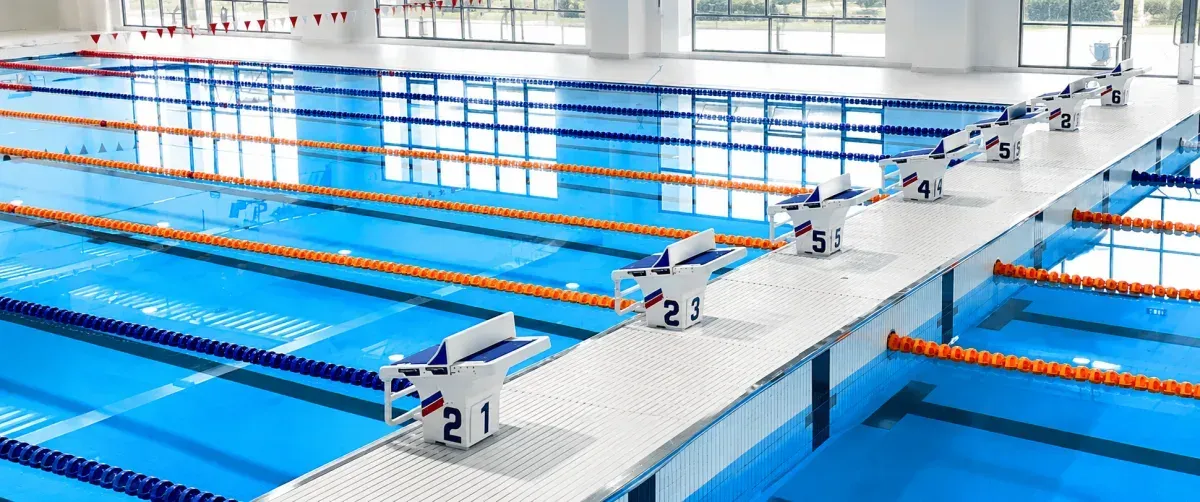 Movable bulkhead for flexible swimming pool layouts